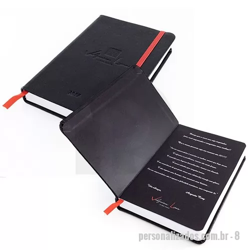 Bloco personalizado - Com um design agradável e de grande utilidade, o moleskine agrada todos os públicos. Material 100% personalizado, podem acompanhar lâminas de publicidade. Tamanho 9x14 ou 14x21 cm. Capa dura revestida em couro sintético com gravação em baixo relevo.. Miolo possui 80 folhas com ou sem personalização no papel off set ou pólen. Elástico para caneta, para fechamento e fitilho. 