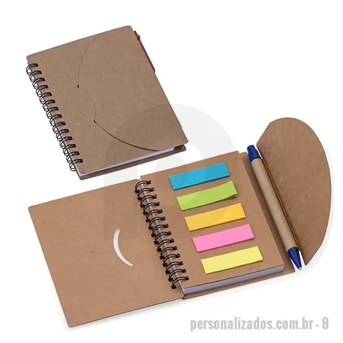 Bloco personalizado - Bloco de anotações ecológico com caneta e post-it. Bloco com fechamento lateral tipo “envelope e com espiral preto lateral. Possui cinco blocos auto-colantes com 10 folhas cada, bloco com aproximadamente 70 folhas brancas pautadas e caneta de papelão de clip e ponteira plástica.