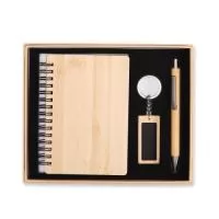 "Kit executivo ecológico em bambu composto por três itens: um caderno capa dura com encadernação Wire-O e aproximadamente 68 folhas na cor marfim pautadas