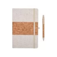 Este kit contém uma Caderneta A5 em linho com detalhe em cortiça e suporte para caneta, marcador de página em cetim, aproximadamente 82 folhas com pauta e caneta de cortiça com detalhes em palha de trigo, carga esferográfica azul 1.0mm e acionamento 