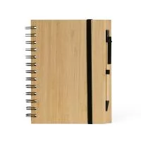 Caderno ecológica com caneta. Capa de papelão com folha similar ao bambu. Possui aproximadamente 70 folhas brancas pautadas com logo reciclado na lateral inferior. Acompanha suporte elástico de nylon com uma caneta de papelão de detalhes plásticos.