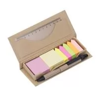 Tamanho 16,1 x 6,5 cm.Bloco de anotações ecológico com caneta e post-it. Bloco retangular de papelão com frente e verso liso, contra capa possui um “bolso” com régua plástica fosca de 12 cm. Possui cinco blocos coloridos auto-colantes com aproximadamente 130 folhas e dois blocos rascunho rosa e amarelo com aproximadamente 130 folhas. Suporte de papel com caneta de papelão de clip e ponteira plástica. 