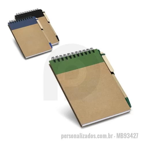 Bloco reciclado personalizado - Caderno de bolso espiral de capa dura em cartão. Contém 60 folhas lisas em papel reciclado e suporte para esferográfica (inclusa). É um produto ideal para personalizar com a sua Marca!