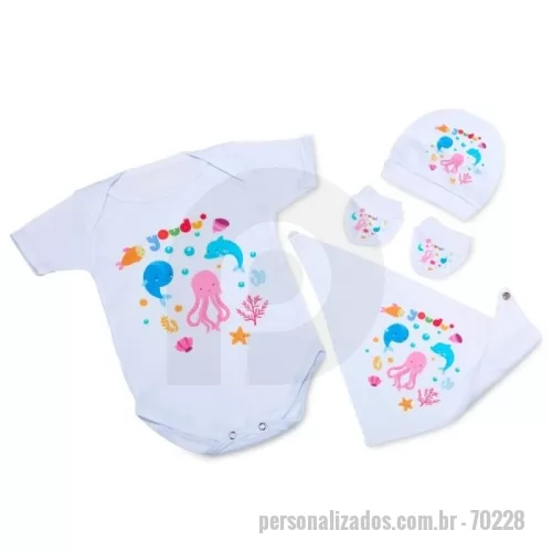 Body para bebê personalizado - Conjunto infantil em poliéster branco, ideal para personalização e brindes especiais. O kit inclui:  Body manga curta liso (37x22cm), confeccionado em 100% poliéster, garantindo conforto e maciez. Tamanho único para bebês de 2 a 12 meses. Babador tipo bandana (20x16cm), também em 100% poliéster, com fecho metálico seguro e prático. Touca branca (15x14cm), com punho em suedine para maior conforto, ajustando-se perfeitamente à cabeça do bebê. Luvas brancas (9x6cm), confeccionadas em poliéster, com punho em suedine para um toque macio e delicado. Um brinde especial e delicado da Youdu Brindes, perfeito para eventos infantis e presentes personalizados.