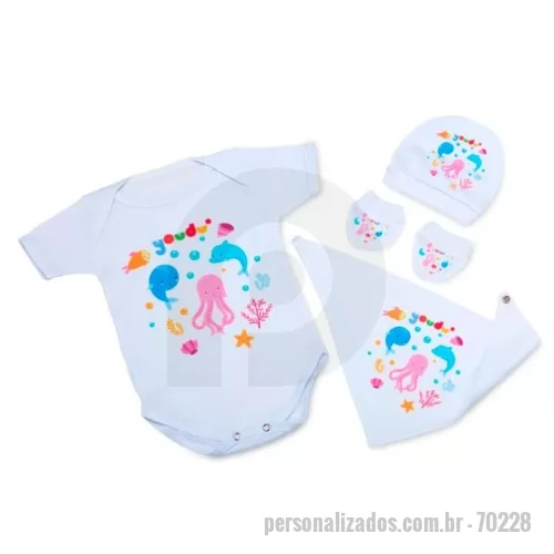 Body para bebê personalizado - Body Manga Curta Liso 100% Poliéster branco (37x22cm). Tamanho único 2 a 12 meses, Babador tipo bandana Liso 100% Poliéster branco com fecho metálico (20x16cm). Tamanho único 2 a 12 meses. Touca Branca 100% Poliéster tamanho Único de 2 a 12 meses (15x14cm).  Luvas Branca 100 % Poliéster Tamanho Único (9x6cm). Observação: os punhos da touca e luvas o tecido é em suedine.