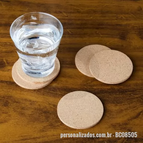 Bolacha para chopp personalizada - Descrição: Porta copo em cortiça.  Largura :  8,4 cm  Espessura :  0,1 cm  Comprimento :  8,4 cm  Medidas aproximadas para gravação (CxL):  7 cm x 7 cm  Peso aproximado (g):  7