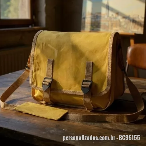 Bolsa carteiro personalizada - BOLSA EM LONA ENCERADA COM 2 DIVISÕES E BOLSO EXTERNO! MEDIDAS: 32X37X20CM.