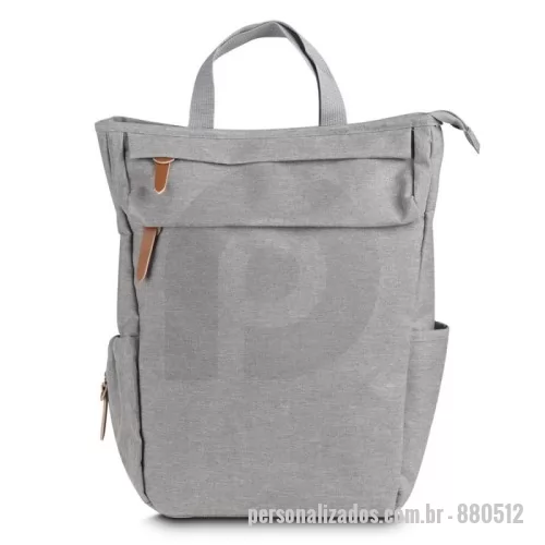 Bolsa de Ombro personalizada - Mochila funcional em poliéster e couro sintético com alça de ombro, dois bolsos frontais com zíper e dois bolsos laterais.