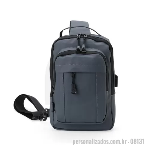 Bolsa de Ombro personalizada - Buscando conforto e versatilidade para carregar tudo o que precisa? Nossa mochila de ombro de 8 litros é a escolha ideal! Feita em couro sintético e resistente à água, ela é perfeita para manter tudo organizado e ao alcance. Com 4 compartimentos, incluindo bolso para tablet e entrada USB , e alça ajustável com detalhe refletivo. Perfeita para quem valoriza organização e um estilo mais casual em seu dia a dia.   Altura :  30 cm  Largura :  18 cm  Profundidade :  7,5 cm
