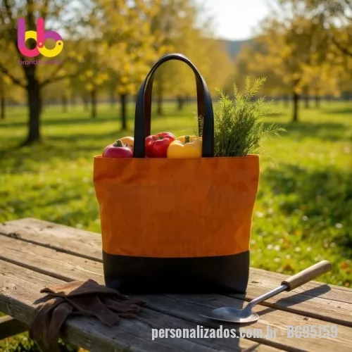Bolsa de praia personalizada - DESCRIÇÃO: SACOLA EM ALGODÃO COM FAIXA E ALÇA  EM COURO SINTÉTICO. FECHAMENTO EM  BOTÃO IMÃ. C34XA40XF11CM COM  ALÇAS DE 55CM