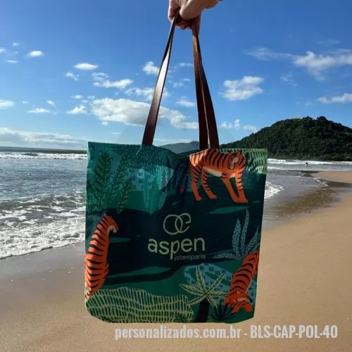 Bolsa de praia personalizada - Capri alça poliéster. Bolsa de praia 46x37 em tecido Córdoba, com estampa total sem limite de cores e alças de fita de poliéster. O melhor custo por peça da linha Capri. Para eventos, Carnaval, kits de verão e ações de grande volume. Pedido mínimo: 30 peças. Arte criada pelo nosso estúdio, sem custo no pedido fechado. Fábrica própria no Rio de Janeiro e envio para todo o Brasil. Prazo a partir de 15 dias úteis após a aprovação da arte e o pagamento.