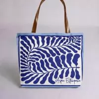 Capri 46x37 · corino. Bolsa de praia em tecido Córdoba com estampa total sem limite de cores e alças de corino. Cabe toalha, canga e o que mais for para a praia. Também com alça de poliéster. Para ações de verão, hotéis, kits de praia e presentes. Pedido mínimo: 30 peças. Arte criada pelo nosso estúdio, sem custo no pedido fechado. Fábrica própria no Rio de Janeiro e envio para todo o Brasil. Prazo a partir de 15 dias úteis após a aprovação da arte e o pagamento.