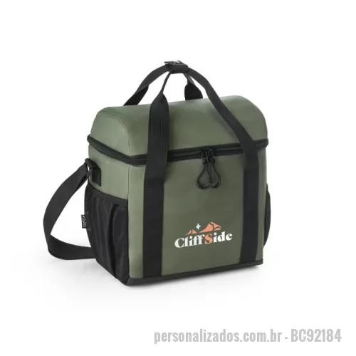 Bolsa de viagem ecológica personalizada - Bolsa térmica almofadada 600D ripstop em poliéster reciclado (100% rPET). Composto por 1 compartimento principal espaçoso com fecho duplo e 2 bolsos laterais em tela mesh para pequenos objetos. O interior forrado em PEVA garante um bom isolamento térmico permitindo a conservação do frio por mais tempo e a sua higienização. A robustez dos materiais que o compõe conferem-lhe uma grande resistência e durabilidade, pensado para as necessidades do dia a dia. Capacidade até 11 L. Certificação EU Food Grade. 260 x 290 x 160 mm
