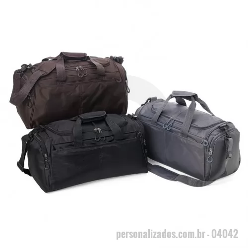 Bolsa de viagem personalizada - Bolsa Oxford impermeável com capacidade de 28 litros. Possui compartimento principal com amplo espaço, bolso frontal longo e dois bolsos laterais. A bolsa contém alças de nylon para mãos com suporte de velcro para unificação das alças, alça transversal regulável com apoio para ombro, duas fivelas superiores para encaixe da alça transversal, zíperes com puxadores plásticos, revestimento interno de poliéster e parte inferior com pequenas bases antiderrapantes.