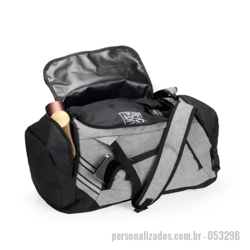 Bolsa de viagem personalizada - Bolsa de viagem Personalizada - 05329B - Bolsa de Viagem Poliéster – 32 Litros  Descrição: Bolsa de viagem confeccionada em poliéster resistente à água, com capacidade para até 32 litros. Versátil, possui alças acolchoadas e ajustáveis para as costas, permitindo que também seja utilizada como mochila. Além do compartimento interno principal, conta com três bolsos externos, incluindo um bolso exclusivo para tênis, ideal para manter itens separados e organizados. Acompanha alça transversal removível, oferecendo mais praticidade no transporte.  Especificações:  Material: Poliéster resistente à água  Capacidade: 32 L  Funções:  Uso como bolsa de viagem  Uso como mochila (alças acolchoadas e ajustáveis)  Compartimentos:  Compartimento interno principal  3 bolsos externos  1 bolso dedicado para tênis  Alças:  Alças traseiras acolchoadas e ajustáveis  Alça transversal removível  Dimensões:  Altura: 26,5 cm  Largura: 44 cm  Profundidade: 30 cm  Área aproximada para gravação (CxL):  12 cm × 16 cm  Peso aproximado: 531 g - 178430 - Bolsa de viagem