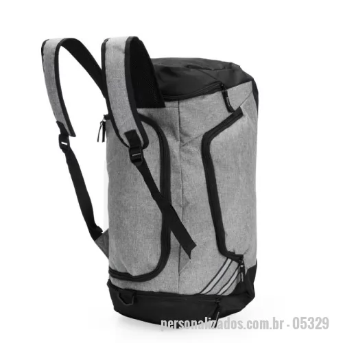 Bolsa de viagem personalizada - Descrição: Bolsa de viagem confeccionada em poliéster resistente à água e capacidade para até 32 litros. Possui alças ajustáveis e acolchoadas para as costas, o que permite seu uso também como mochila. Além do compartimento interno principal, conta com três bolsos externos, incluindo um dedicado para tênis. Acompanha alça transversal removível.  Altura :  26,5 cm  Largura :  44 cm  Profundidade :  30 cm