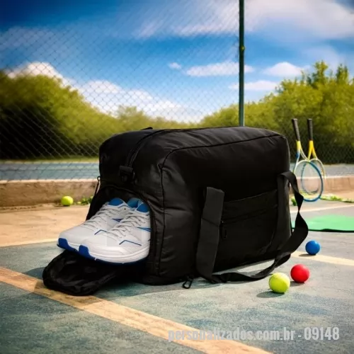 Bolsa de viagem personalizada - Bolsa de viagem Personalizada - 09148 - Bolsa impermeável confeccionada em couro sintético, fechamento em zíper e capacidade máxima de 36L quando o compartimento expansível está aberto. Possui compartimento com bolso para itens úmidos e compartimento lateral para tênis, um bolso aberto e outro, em tamanho menor e fechamento em zíper, com espaço posterior para encaixe em puxadores de malas, além de alças de mãos fixas em nylon. Acompanha alça transversal com apoio de ombro. - 179199 - Bolsa de viagem
