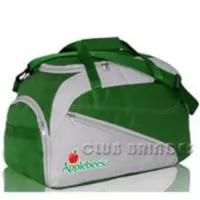 Bolsa de Viagem com bolsos laterais e frontal, alça de mão e alça de ombro regulável, removível e com ombreira. Disponível em várias cores. Gravação da logomarca em até 3 cores já inclusa.  Tamanho: 48 cm X 18 cm X 30 cm. Revestimento externo: Poliéster 600. Acabamento interno: Viés TNT 80. Acabamento externo: Vivo Alça: Mão e Ombro.