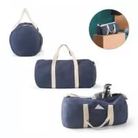 Sacola esportiva ou viagem em denim (300 g/m²). Contém bolso frontal, fecho duplo e costuras reforçadas. Possui alças em webbing de algodão e alça de ombro ajustável até 130cm. Ø260 x 480 mm