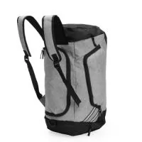 Descrição: Bolsa de viagem confeccionada em poliéster resistente à água e capacidade para até 32 litros. Possui alças ajustáveis e acolchoadas para as costas, o que permite seu uso também como mochila. Além do compartimento interno principal, conta com três bolsos externos, incluindo um dedicado para tênis. Acompanha alça transversal removível.  Altura :  26,5 cm  Largura :  44 cm  Profundidade :  30 cm