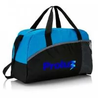Bolsa com designer moderno, muito útil para te acompanhar em pequenas viagens ou academia. Produzida em nylon 600 possui dois bolsos frontais para melhor organização dos objetos. Medidas 44x27x22. Pode ser produzida em qualquer combinação de cores. Gravação em Silk ou Bordado. Divulgue SUA MARCA aqui!