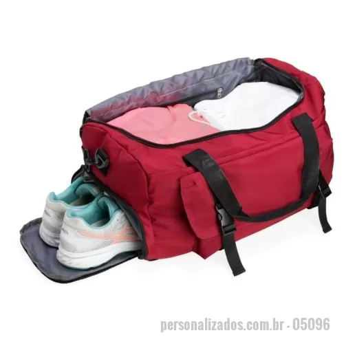 Bolsa Esportiva personalizada - Bolsa esportiva de 39 litros em nylon resistente à água com três compartimentos, sendo um deles exclusivos para tênis. Compartimento principal com bolso de zíper exclusivo para itens molhados. Com bolso lateral telado e alças de mãos com suporte de juntura, a bolsa contém alça transversal removível e alça para engate em malas de viagem.