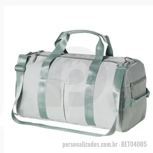 Bolsa Esportiva personalizada - Bolsa Esportiva Personalizada - BET04085 - Bolsa esportiva de 35 litros em poliéster resistente à água com cinco compartimentos, sendo dois deles exclusivos para tênis e itens molhados. Contém bolso para encaixe em malas de viagem, bolso interno, alça de mão lateral extra e acompanha alça transversal - 167243 - Bolsa Esportiva