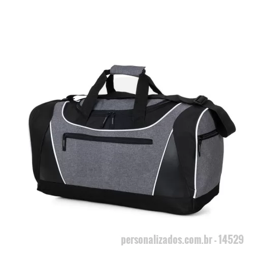 Bolsa Esportiva personalizada - Bolsa esportiva de poliéster com detalhe em couro sintético, contém um compartimento principal com placa semirrígida no fundo, compartimento lateral para calçados com aberturas respiratórias, compartimento frontal e compartimento lateral pequeno.