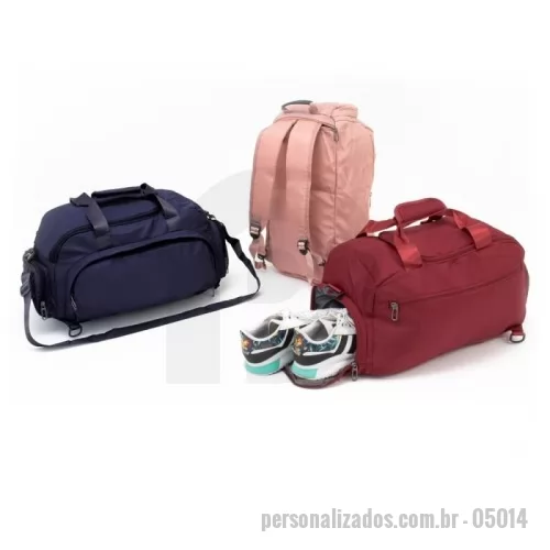 Bolsa Esportiva personalizada - Descrição: Bolsa esportiva de 32 litros em poliéster resistente à água com cinco compartimentos, sendo três deles exclusivos para tênis, itens molhados e armazenamento das alças de costas . Com alça transversal removível e alça de mãos com suporte de juntura, a bolsa contém alças para as costas ocultas no compartimento inferior, podendo ser transportada como mochila.