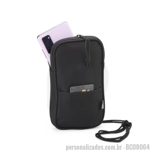 Bolsa Esportiva personalizada - Bolsa Transversal de ombro feita em rPET resistente à água, com compartimento principal e um bolso frontal externo, além da alça regulável. É a praticidade para guardar e encontrar rapidamente os itens do dia a dia, além de ser um acessório estiloso 