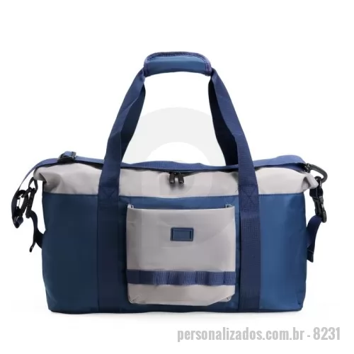 Bolsa Esportiva personalizada - Uma bolsa esportiva de 18 litros sob medida para transportar uniformes, calçados e outros tipos de equipamentos esportivos. Feita com poliéster e malha, ela é resistente à água, protegendo tudo o que está dentro contra chuva e respingos de água, o que a transforma em uma companhia excelente para treinos e atividades práticas ao ar livre. A bolsa traz dois bolsos externos e outros dois na parte interna, aumentando as possibilidades de organizar roupas e equipamentos de maneira harmoniosa. Uma bolsa igualmente versátil na hora de carregá-la com o seu par de alças para mãos fixas que contam com uma liga com fechamento em velcro para juntar o par e facilitar o transporte, além de uma alça transversal para ombros removível e ajustável.