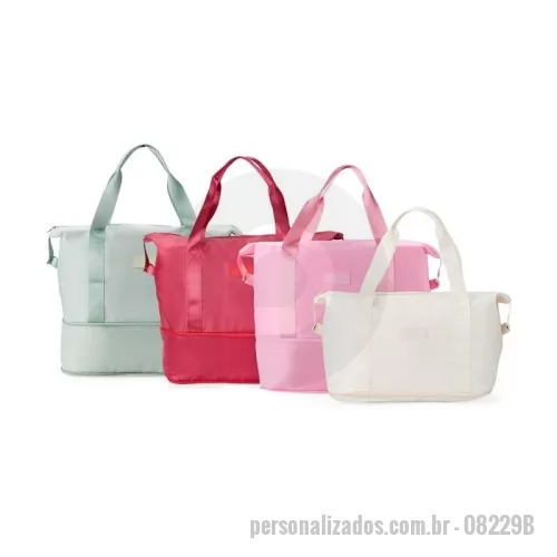 Bolsa Esportiva personalizada - Bolsa Esportiva Poliéster Expansível 36L  Descrição: Bolsa esportiva confeccionada em poliéster resistente à água, ideal para academias, treinos, quadras, estúdios e pequenas viagens. Conta com um compartimento expansível, que ao ser aberto pelo zíper, amplia sua capacidade para até 36 litros, oferecendo muito mais espaço sem perder a praticidade.  Possui amplo compartimento interno com bolso para organização de itens menores, além de bolso externo com encaixe para alça de malas de viagem, permitindo combinar a bolsa com malas maiores de forma prática e funcional durante deslocamentos.  Especificações:  Altura: 40 cm  Largura: 55 cm  Profundidade: 20,5 cm  Medidas para gravação (CxL): 8 cm × 18 cm  Tamanho total aproximado: Altura expandida: 40 cm  Peso aproximado: 208 g