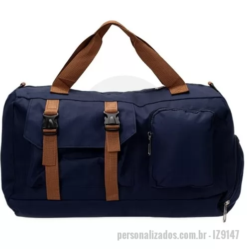 Bolsa Esportiva personalizada - Bolsa confeccionada em Oxford impermeável, fechamento em zíper e capacidade para até 23L. Possui compartimento interno com dois bolsos em tamanhos diferentes. Conta ainda com um par de bolsos frontais, sendo um com fechamento em zíper e outro aberto com fivelas compressoras, além de faixa posterior para acoplar em puxadores de malas. Acompanha alça transversal ajustável.  Altura :  27 cm  Largura :  44 cm  Profundidade :  27 cm