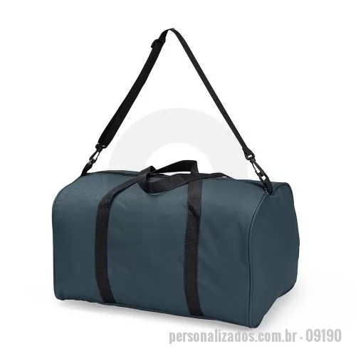 Bolsa Esportiva personalizada - Bolsa confeccionada em poliéster com revestimento impermeável e de fácil limpeza em PVC, de fácil limpeza, fechamento em zíper e capacidade para até 44 litros. Possui bolso interno com fechamento em zíper e bolso frontal aberto, além de alças de mão em nylon. Acompanha alça transversal removível e ajustável em nylon.  Altura: 28 cm Largura: 49,5 cm Medidas aproximadas para gravação: (CxL): 16 cm x 30 cm (bolso frontal) - 25 cm x 30 cm (laterais)