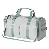 Bolsa esportiva de 36 litros em poliéster resistente à água com cinco compartimentos, sendo dois deles exclusivos para tênis e itens molhados. Contém bolso para encaixe em malas de viagem, bolso interno, alça de mão lateral extra e acompanha alça transversal.  Altura: 28 cm Largura: 47 cm Profundidade: 24 cm