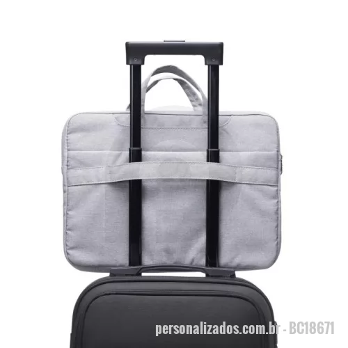 Bolsa executiva personalizada -  Pasta executiva para notebook 15 polegadas. Confeccionada em poliéster a pasta tem o compartimento principal com o interior aveludado para maior proteção do notebook, além de 6 compartimentos externos e uma alça para encaixe em mala de viagem.  Altura :  28,8 cm  Largura :  39,7 cm  Profundidade :  3,0 cm  Medidas aproximadas para gravação (CxL):  5 cm X 38 cm  Peso aproximado (g):  367