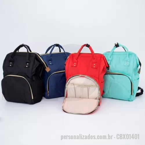 Bolsa maternidade personalizada - Mochila funcional de 19 litros em tecido oxford resistente à água. Possui dois compartimentos distintos para uma organização eficiente. O compartimento principal conta com uma armação metálica que proporciona abertura fácil e manuseio prático, além de quatro bolsos internos para organização adicional. Na compartimento frontal, encontram-se três bolsos térmicos ideais para itens sensíveis à temperatura. A mochila também dispõe de dois bolsos laterais e duas alças de mão com suporte para juntura, proporcionando praticidade ao transporte. As alças para as costas são ajustáveis, garantindo conforto personalizado durante o uso.  Altura :  37 cm  Largura :  29 cm  Profundidade :  18 cm  Medidas aproximadas para gravação (CxL):  11 cm x 8 cm  Peso aproximado (g):  526