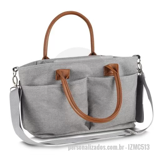 Bolsa multifunções personalizada - Bolsa Multifuncional em poliéster 300D com detalhes em PU e interior em 210D, possui 5 compartimentos externos. Conta com alças de ombro e mão em PU, engate para carrinho de bebê e velcro para fechamento interno. O interior oferece 5 divisórias remov