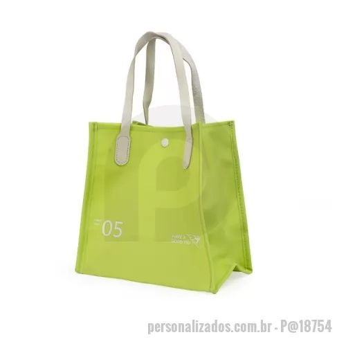 Bolsa multifunções personalizada - A nossa Bolsa de mão é perfeita para manter seus itens favoritos protegidos e organizados. Compacta e versátil, ela pode te acompanhar na praia, piscina, academia, viagens ou onde mais desejar! Feita em PVC impermeável, protege seus produtos contra umidade e respingos, sendo ideal para itens como produtos de higiene, maquiagem, mini toalhas e muito mais. Além disso, tem fechamento por botão para mais praticidade e alça de couro sintético, que traz um toque chique para o seu dia a dia.