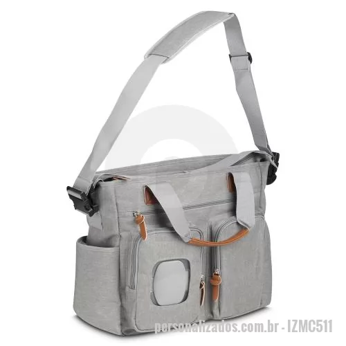 Bolsa multiuso personalizada - Bolsa multifuncional em poliéster 300D com detalhes em PU e interior em 210D. Possui 2 compartimentos laterais, 3 bolsos frontais com zíper, 1 na parte oposta com fechamento em velcro, incluindo um específico para lenços umedecidos. Conta com alças d