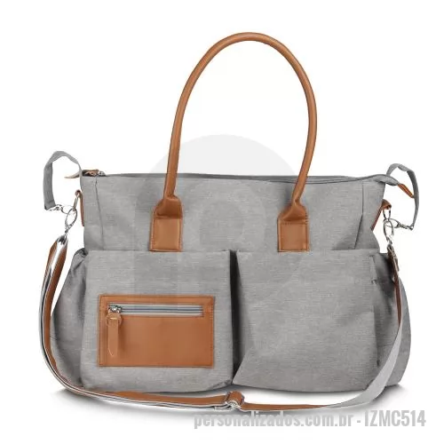 Bolsa multiuso personalizada - Bolsa Multifuncional confeccionada em poliéster 300D e PU e interior em 210D, ideal para o dia a dia. Conta com 6 compartimentos externos com botão de ímã, sendo um deles com detalhe em zíper. Possui alça de ombro ajustável em poliéster com detalhes 