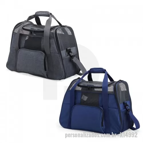 Bolsa para Transporte de Pets personalizada - Bolsa para Transporte de Pets Personalizada - X14992 - Bolsa para transporte de pets, confeccionada em tecido Oxford com compartimento frontal e bolsos laterais. Seu tapete dupla face, com uma camada aveludada, foi projetado para proporcionar o máximo conforto ao pet. Equipada com telas respiráveis em nylon, esta bolsa apresenta aberturas completas nas laterais e uma abertura superior, permitindo uma experiência de transporte arejada, com entrada e saída prática para o pet. As alças de mão, estrategicamente equipadas com suporte para junção, garantem conforto durante o transporte manual, enquanto a alça transversal proporciona um transporte ergonômico com distribuição mais eficiente do peso. - 159945 - Bolsa para Transporte de Pets