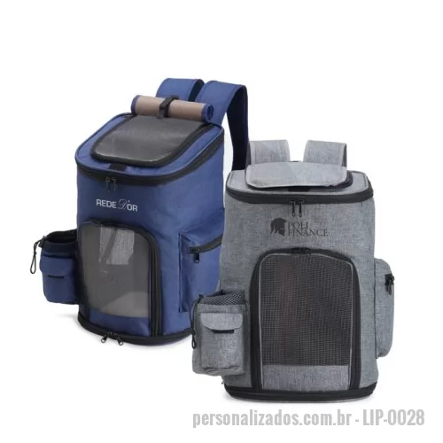 Bolsa para Transporte de Pets personalizada - Mochila para transporte de pets, confeccionada em tecido Oxford, apresenta um compartimento lateral e bolsos adicionais. Seu tapete dupla face, com uma camada aveludada, foi projetada para garantir o máximo conforto ao pet. Equipada com telas respiráveis em nylon, esta mochila possui duas aberturas superiores: uma completa e outra parcial, com cobertura ajustável. Além disso, conta com uma abertura frontal parcial e um fundo com abertura completa, proporcionando uma experiência de transporte arejada e prática para entrada e saída do pet. A mochila dispõe de alça de mão e alças para as costas revestidas com material respirável.