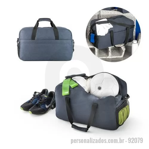 Bolsa personalizada - Bolsa esportiva em rPET 600D com interior forrado e fundo com placa semi-rígida. Compartimento principal e bolso frontal com fecho e dois bolsos laterais, um em rede e outro com fecho. A bolsa tem alça de ombro removível e ajustável em webbing com reforço almofadado. 