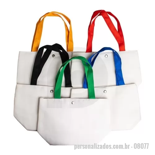 Bolsa personalizada - Descrição: Conheça a nossa bolsa de lona, ideal para quem busca um estilo despojado sem abrir mão da funcionalidade! Resistente à água, garante ainda mais proteção para os pertences em qualquer condição. Seu interior possui um tecido que mantém os objetos organizados e seguros, perfeita para o dia a dia ou para aventuras de fim de semana. Leve e durável, a Bolsa de Lona é a combinação perfeita de praticidade e charme.  Altura :  18,5 cm  Largura :  27 cm  Profundidade :  13 cm  Medidas aproximadas para gravação (CxL):  15 cm x 25 cm  Peso aproximado (g):  62