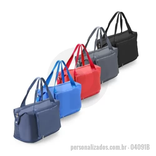Bolsa personalizada - Descrição: Uma bolsa que leva em conta as necessidades de quem espera por mais praticidade. Feita em poliéster impermeável e com capacidade máxima expansível em até 25 litros através do compartimento inferior fechada em zíper, é uma ótima opção para viagens de curta ou longa distância. Além do amplo espaço, ela conta com dois bolsos externos, incluindo um bolso com espaço para o encaixe de alças de malas de viagem e, com isso, é possível criar combinações práticas em deslocamentos. Ainda é possível dobrar a bolsa enquanto vazia para guarda-la em malas ou caixas. Acompanha duas alças transversais fixas.  Altura :  35 cm  Profundidade :  21 cm  Comprimento :  52 cm