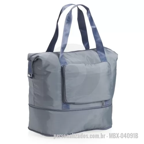 Bolsa personalizada - Uma bolsa que leva em conta as necessidades de quem espera por mais praticidade. Feita em poliéster impermeável e com capacidade máxima expansível em até 25 litros através do compartimento inferior fechada em zíper, é uma ótima opção para viagens de curta ou longa distância. Além do amplo espaço, ela conta com dois bolsos externos, incluindo um bolso com espaço para o encaixe de alças de malas de viagem e, com isso, é possível criar combinações práticas em deslocamentos. Ainda é possível dobrar a bolsa enquanto vazia para guarda-la em malas ou caixas.