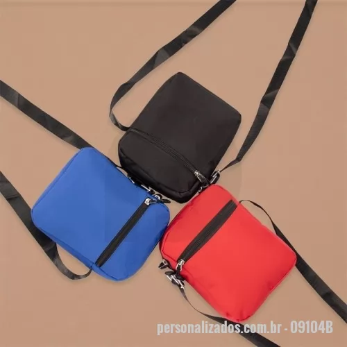 Bolsa personalizada - Mini Bolsa Transversal Oxford  Descrição: Mini bolsa confeccionada em tecido Oxford resistente à água, equipada com alça transversal ajustável em nylon para maior praticidade no uso diário. Conta com fechamento em zíper e bolso frontal que facilita a organização de pequenos objetos.  Especificações:  Altura: 19 cm  Largura: 15 cm  Profundidade: 5 cm  Medidas para gravação (CxL): 12 cm × 13 cm  Peso aproximado: 112 g