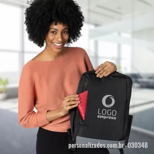 Bolsa personalizada - Bolsa Personalizada - 03034B - 03034 – Mochila de Nylon USB 21 Litros  Descrição: Mochila confeccionada em nylon resistente, com capacidade de 21 litros e dois compartimentos bem estruturados. O compartimento principal possui divisória acolchoada para notebook de até 15,6