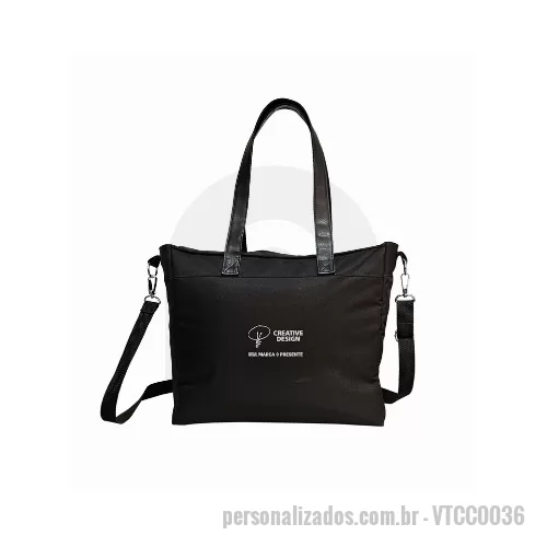 Bolsa personalizada - Bolsa tote confeccionada em Oxford com forro 100% poliéster, estruturada para acomodar diversos itens com organização. Conta com alça de ombro revestida em corino, alça transversal removível e alça traseira para encaixe em malas, facilitando o transporte em diferentes situações. Possui dois bolsinhos internos porta-garrafa, compartimento acolchoado para notebook e bolso interno com zíper para celular. A estrutura reforçada mantém o formato da bolsa e o tecido oferece leveza e resistência para uso contínuo. O espaço interno amplo permite levar roupas, documentos, acessórios e itens pessoais. A abertura superior facilita o acesso ao conteúdo, e a superfície externa possibilita aplicação de personalização.